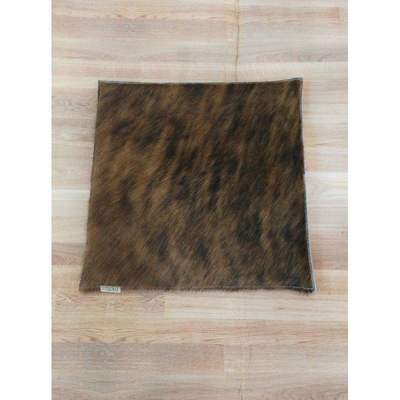Cojin de piel vacuna 35x35 cm con relleno incluido color marron negro Zerimar - 1